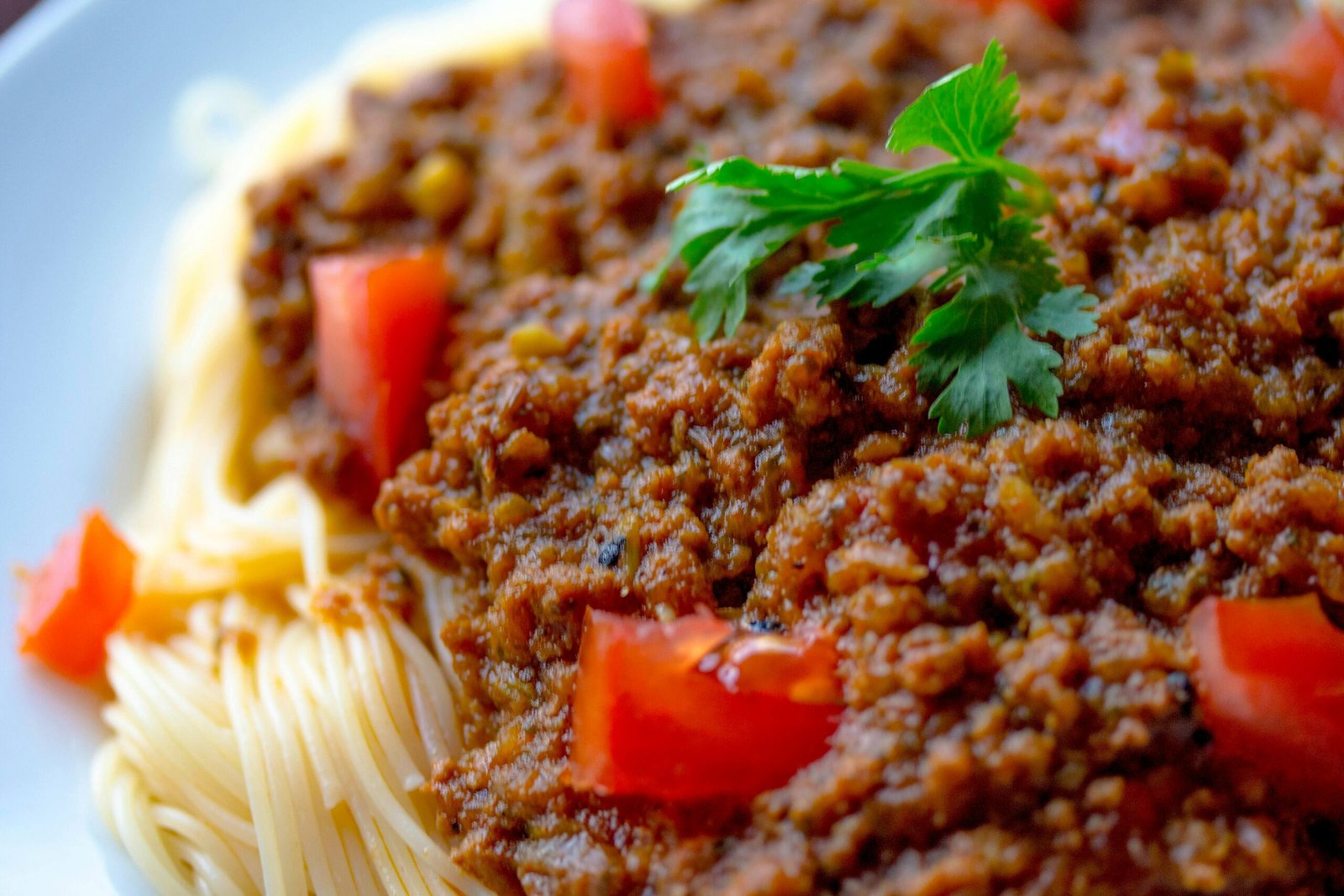 Cooked Pasta With Sliced tomatoes and Green Leafy